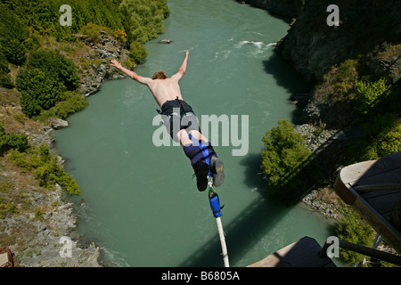 Bungee-Jumping über Karawau Fluss von Kawarau Hängebrücke, Queenstown, Neuseeland Stockfoto