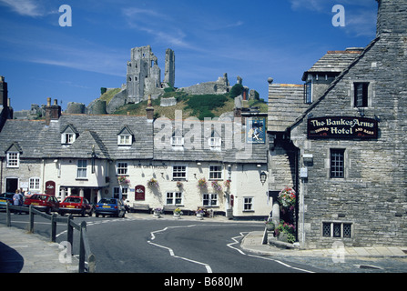 Corfe Castle, betrachtet mit Hütten aus Corfe Dorf, Isle of Purbeck, Dorset, England Stockfoto