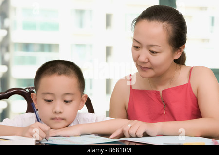 Nahaufnahme einer Mitte erwachsenen Frau lehrt ihr Sohn Stockfoto