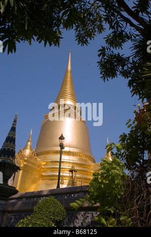 Phra Sri Rattana Chedi, Wat Phra Kaew, der wichtigsten buddhistischen Tempel von Thailand, Ko Ratanakosin, Bangkok, Thailand Stockfoto