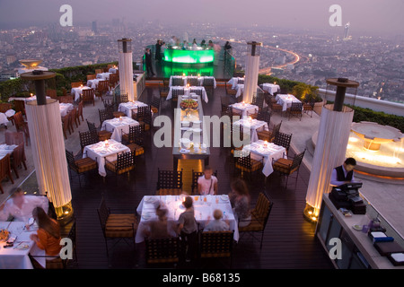 Blick auf Openair-Bar "Scirocco Sky Bar" und Bangkok in den Abend, State Tower, 247 m, The Dome, Bangkok, Thailand Stockfoto