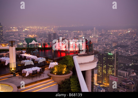 Blick über offene Luft-Bar Sirocco Sky Bar und Bangkok am Abend State Tower, The Dome, Bangkok, Thailand Stockfoto