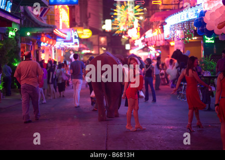 Menschen Flanieren über Soi Cowboy mit Bars und Diskotheken, Rotlichtviertel, Frau lächelt in die Kamera im Vordergrund, Th Sukhumv Stockfoto