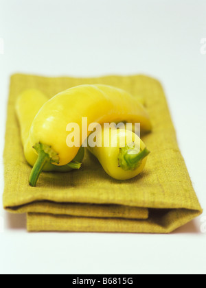 Gelbe Paprika auf Serviette Stockfoto