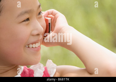 Nahaufnahme eines Mädchens auf einem Mobiltelefon sprechen und Lächeln Stockfoto