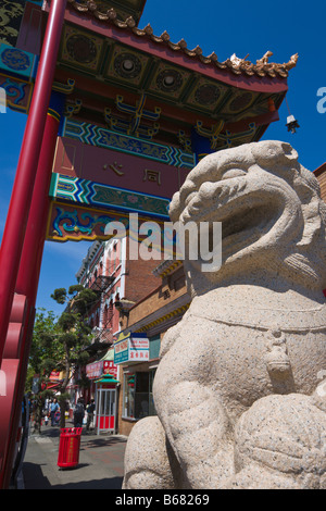 Tor der harmonischen Interesse und Löwe Statue "China Town" Victoria "Vancouver Island" Britisch-Kolumbien Kanada Stockfoto