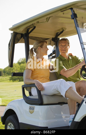 Paar im Golf-Cart Stockfoto