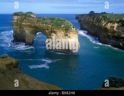 Die Insel Torbogen in Loch Ard Gorge ist Teil des Port Campbell National Park auf der Great Ocean Road Stockfoto