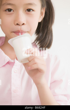 Porträt eines Mädchens Milchshake trinken Stockfoto