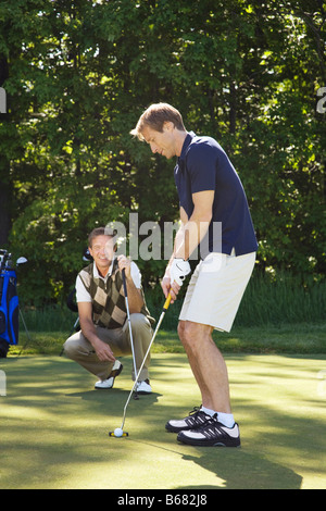 Golfer auf Putting Green Stockfoto