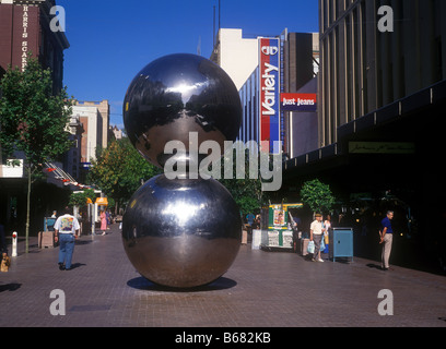 Moderne Skulptur "The Malls Balls" in Rundle Mall das größte Einkaufszentrum in Adelaide Stockfoto