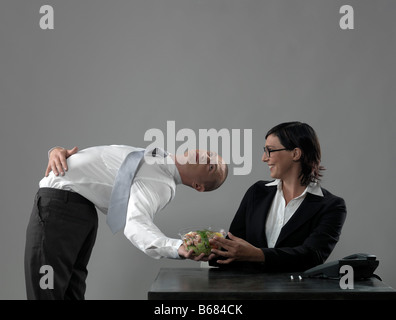 Geschäftsmann, das Mittagessen an Kollegen Stockfoto