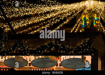 Lichterketten, scheint über einen "Glühwein" Stand auf einem Weihnachtsmarkt. Stockfoto