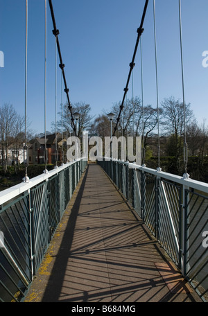 Karottenhosenträger Wehr Hängebrücke über den Fluss Exe in Exeter Stockfoto