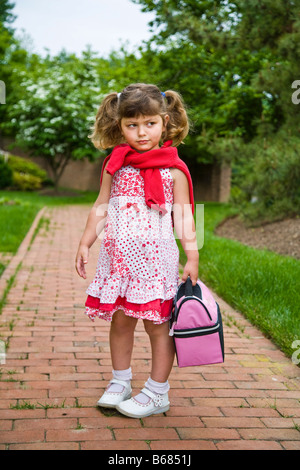 Kleine Mädchen tragen Lunch-Bag Stockfoto