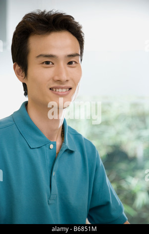Porträt eines männlichen Büroangestellten lächelnd Stockfoto
