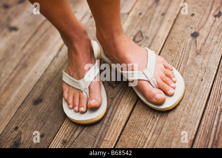 Nahaufnahme der Trägerin Sandalen Stockfoto