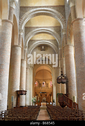 Innenraum der romanischen Kirche des St. Philibert (Anfang des 11. Jahrhunderts), Tournus, Burgund, Frankreich Stockfoto