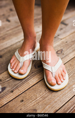 Nahaufnahme von Frau Waearing Sandalen Stockfoto