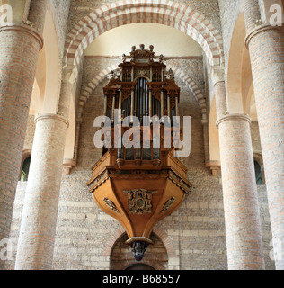 Innenraum der romanischen Kirche des St. Philibert (Anfang des 11. Jahrhunderts), Tournus, Burgund, Frankreich Stockfoto