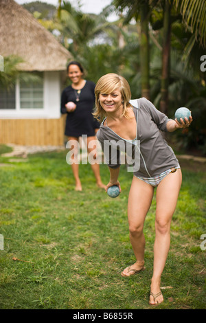 Frauen spielen Bocciakugel im Hof Stockfoto