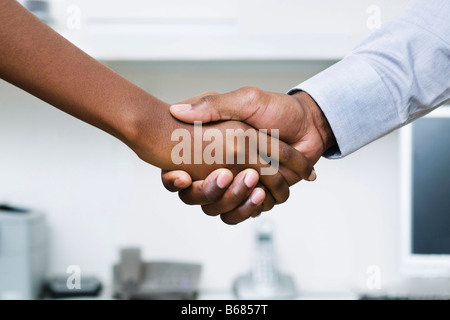 Frau und Mann Arbeitsplatz Händeschütteln Stockfoto