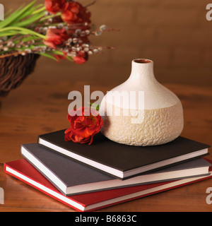 Stillleben mit weißen Vase auf Bücher Stockfoto