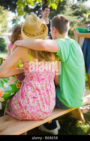 Freunde im Hinterhof Grill, Portland, Oregon, USA Stockfoto