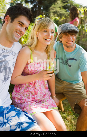 Freunde im Hinterhof Grill, Portland, Oregon, USA Stockfoto