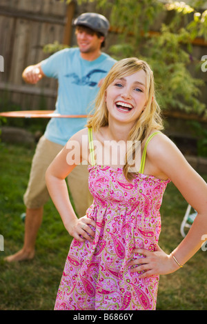 Freunde im Hinterhof Grill, Portland, Oregon, USA Stockfoto