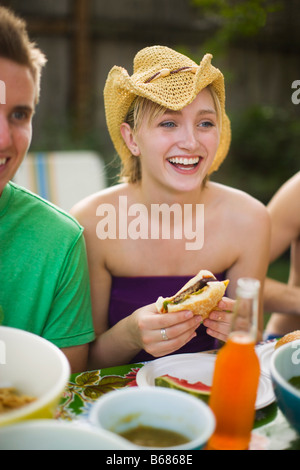 Freunde im Hinterhof Grill, Porland Oregon, USA Stockfoto