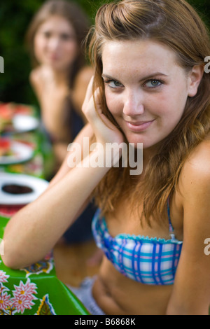 Frau am Hinterhof Grill, Portland, Oregon, USA Stockfoto