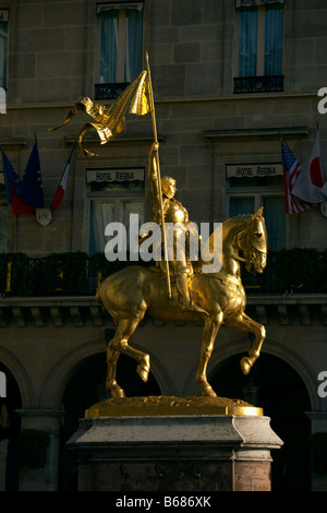 Statue von Jeanne d ' Arc am Place des Pyramides Paris Frankreich Stockfoto