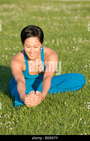 Frau, dehnen Stockfoto