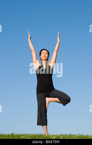 Frau praktizieren Yoga Stockfoto