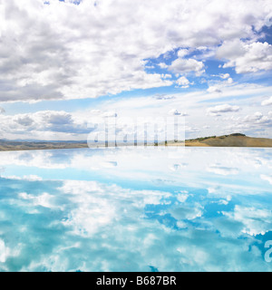 Spiegelung des Himmels im Schwimmbad Stockfoto