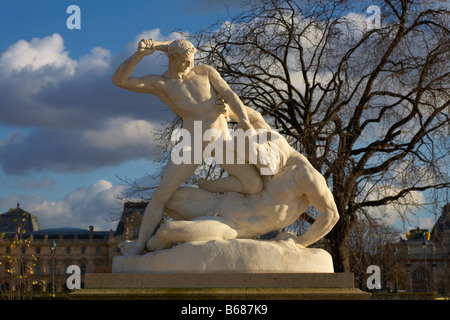 Thésée Kombattant le Minotaure eine Statue von Etienne Jules Ramey in den Tuilerien-Gärten-Paris-Frankreich Stockfoto