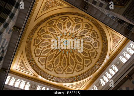 1 von 24 solche verschiebbaren Kuppeln in Masjid al-Nabawi in Medina begraben die Moschee, in der der Prophet Muhammed ist, Saudi Arabien Stockfoto