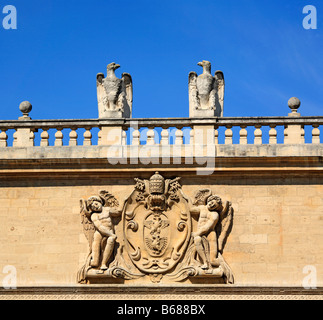 Wappen von Papst Paul v. am Hotel des Monnaies, Avignon, Provence, Frankreich Stockfoto