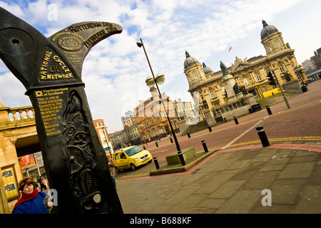 Hull Maritime Museum in Victoria Square Hull Yorkshire England UK mit National Cycle Network Marker im Vordergrund Stockfoto