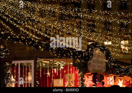 Lichterketten über Stände auf einen deutschen Weihnachtsmarkt Stockfoto