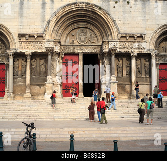 Romanische Flachrelief des Portal der Klosterkirche (12. Jh.), Saint-Gilles (Saint Gilles du Gard), Languedoc Roussillon, Frankreich Stockfoto