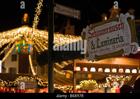 Lichterketten über Stände auf einen deutschen Weihnachtsmarkt Stockfoto