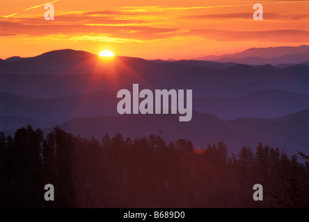 Sonnenaufgang über dem Smoky Mountain Ridge Linien von Clingmans Kuppel, auf der North Carolina Smoky Mountain National Park, USA Stockfoto