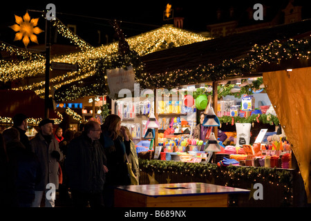 Lichterketten über Stände auf einen deutschen Weihnachtsmarkt Stockfoto