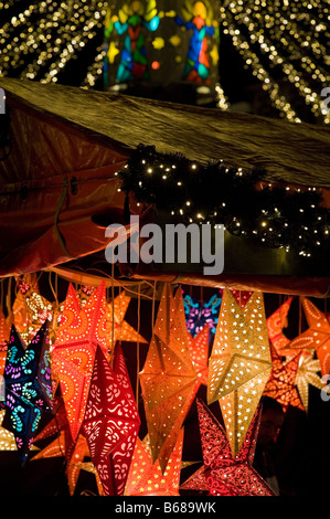 Lichterketten über Stände auf einen deutschen Weihnachtsmarkt Stockfoto