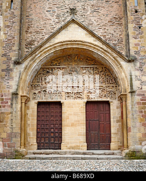 Romanische Skulptur, Stein geschnitzten Flachrelief auf Portal der Abtei Sainte Foy Kirche (1124), Conques, Frankreich Stockfoto