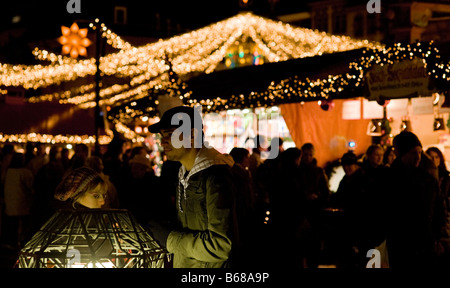 Lichterketten über Stände auf einen deutschen Weihnachtsmarkt Stockfoto