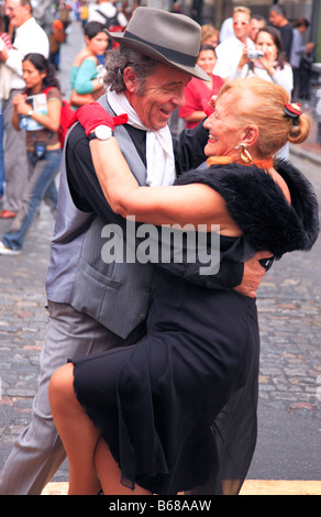 Alten Tangotänzer ("Pochi y Osvaldo") bei einer street Performance in San Telmo Messe. San Telmo, Buenos Aires, Argentinien Stockfoto