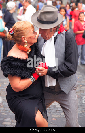 Alten Tangotänzer ("Pochi y Osvaldo") bei einer street Performance in San Telmo Messe. San Telmo, Buenos Aires, Argentinien Stockfoto